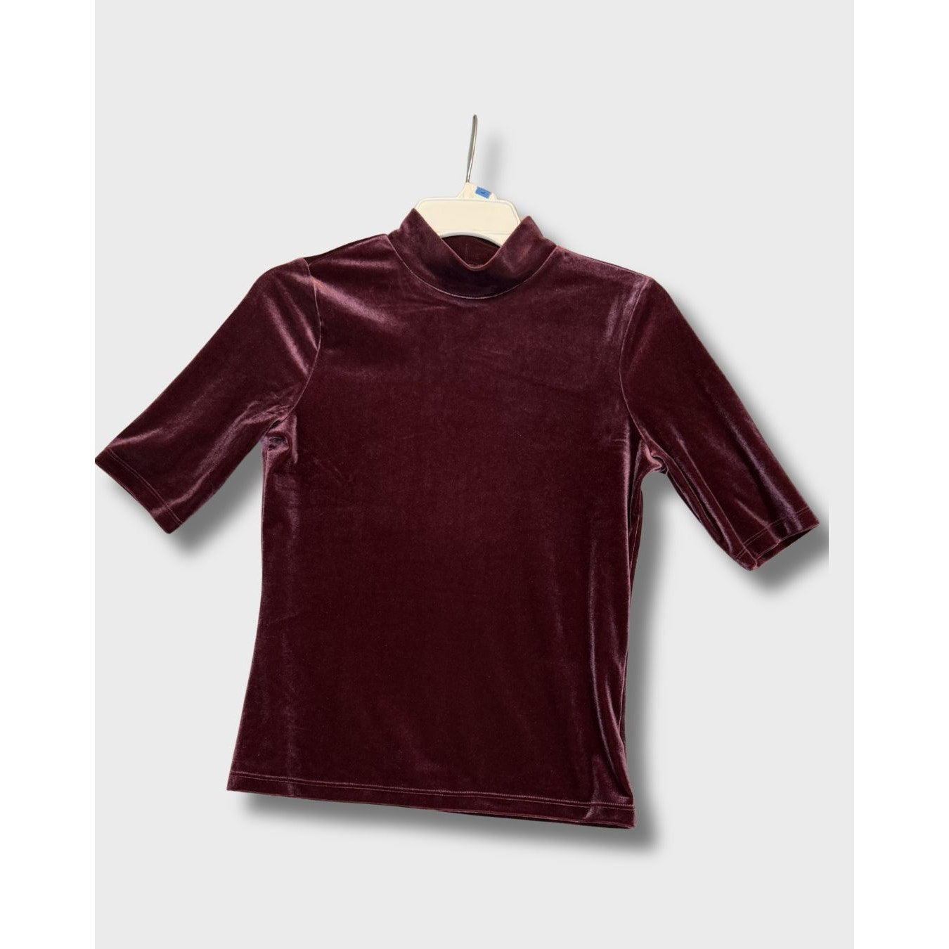 Blusa de cuello alto de terciopelo burdeos de Banana Republic, mangas hasta el codo, talla S
