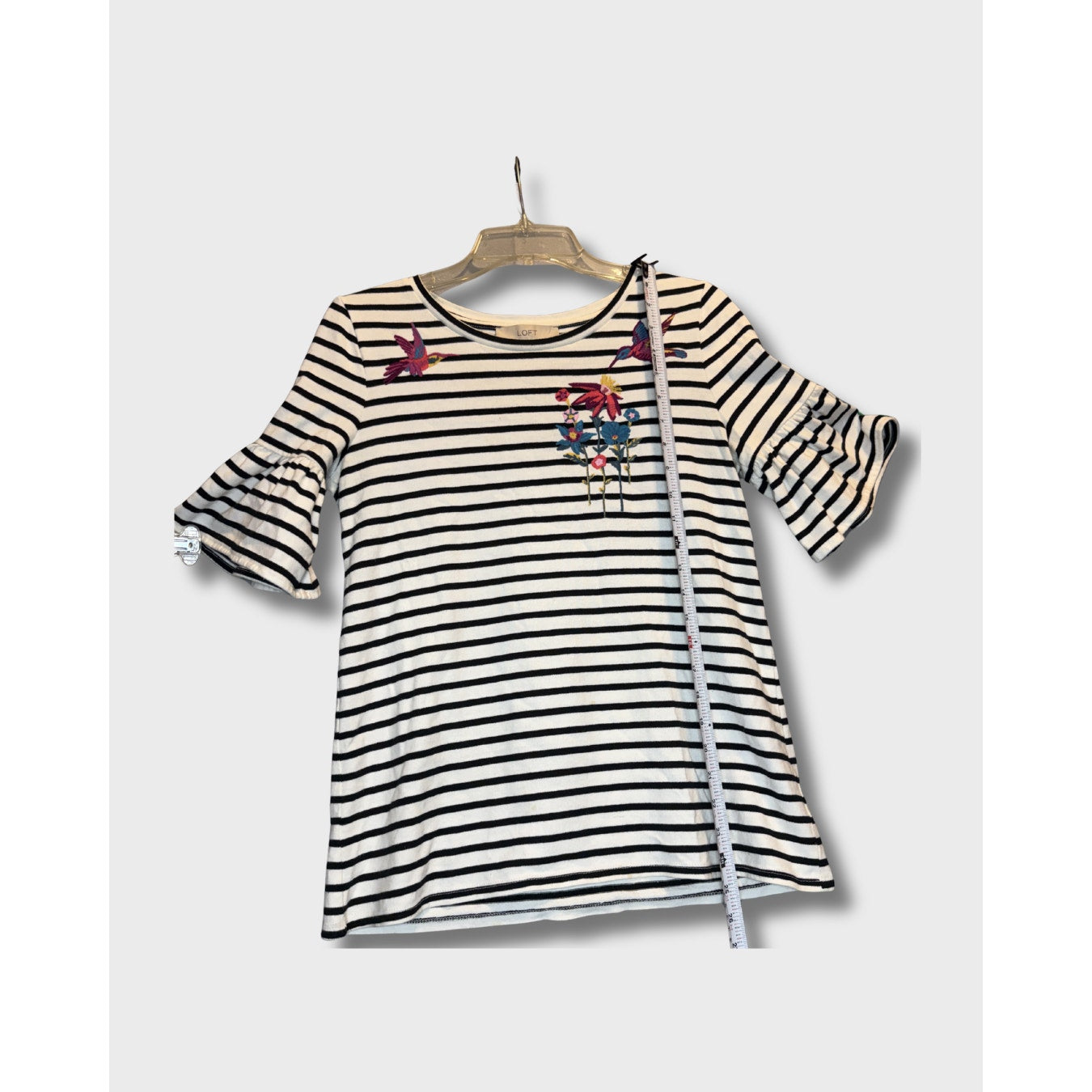 Blusa de loft a rayas blancas y negras con mangas acampanadas. Talla S.