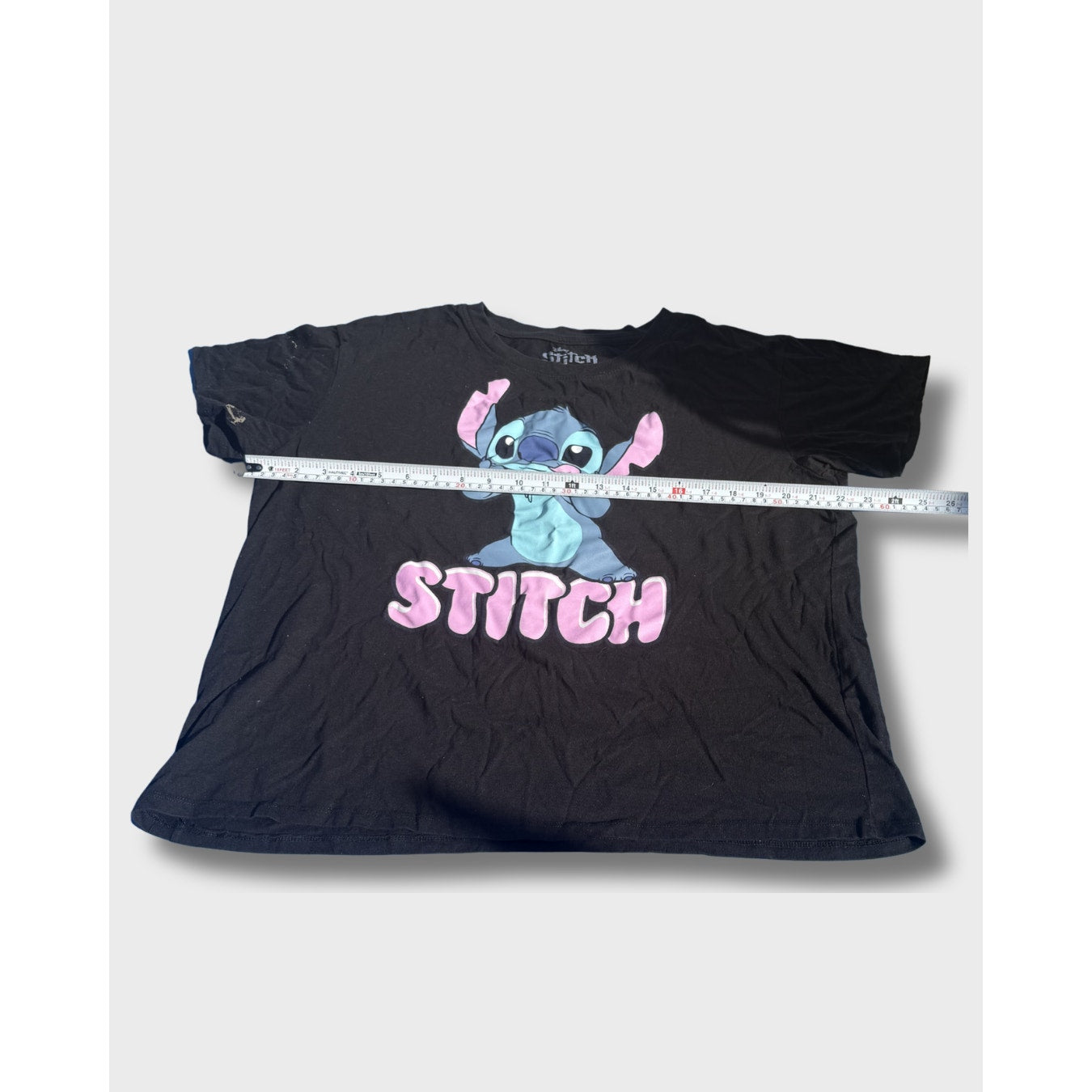 Camiseta negra de algodón con diseño gráfico del personaje Disney Stitch. Talla XL.