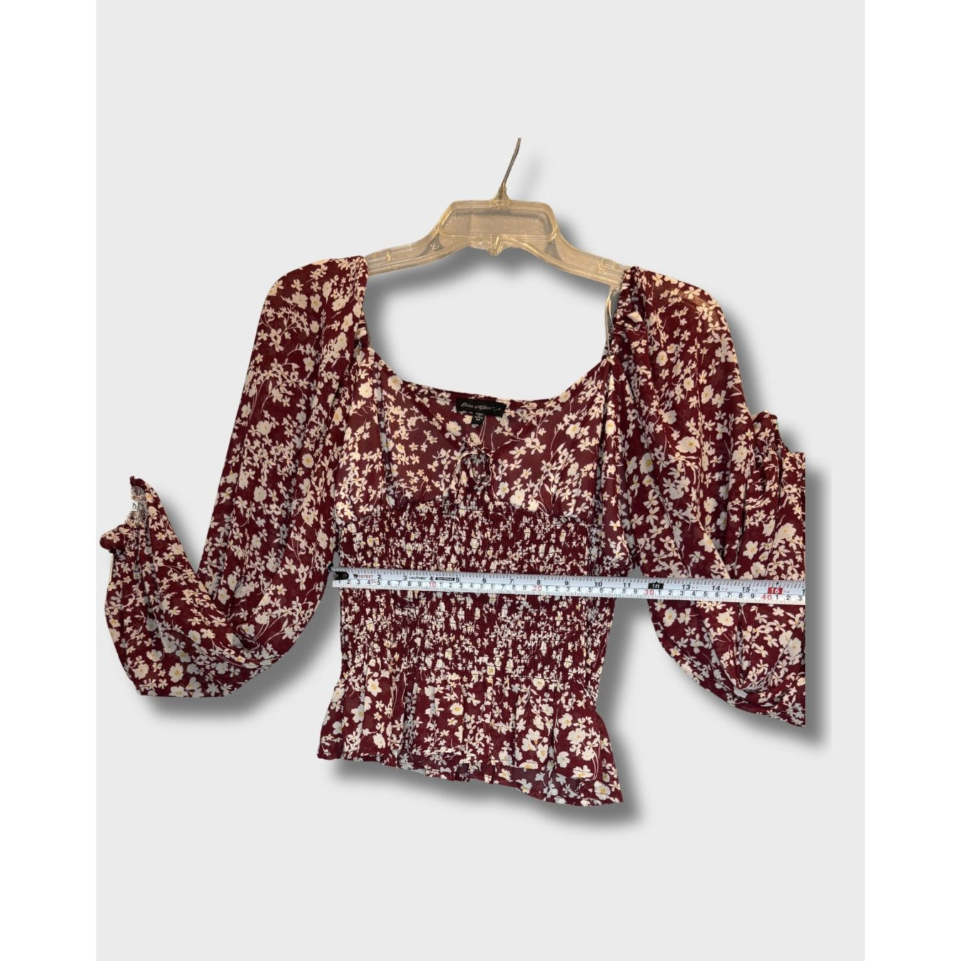 Blusa Ever After color burdeos de manga larga con estampado floral y escote cuadrado. Talla M.