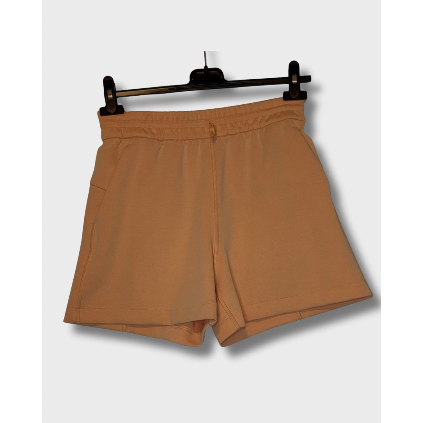Lululemon Softstreme High-Rise Short 4" en color durazno.