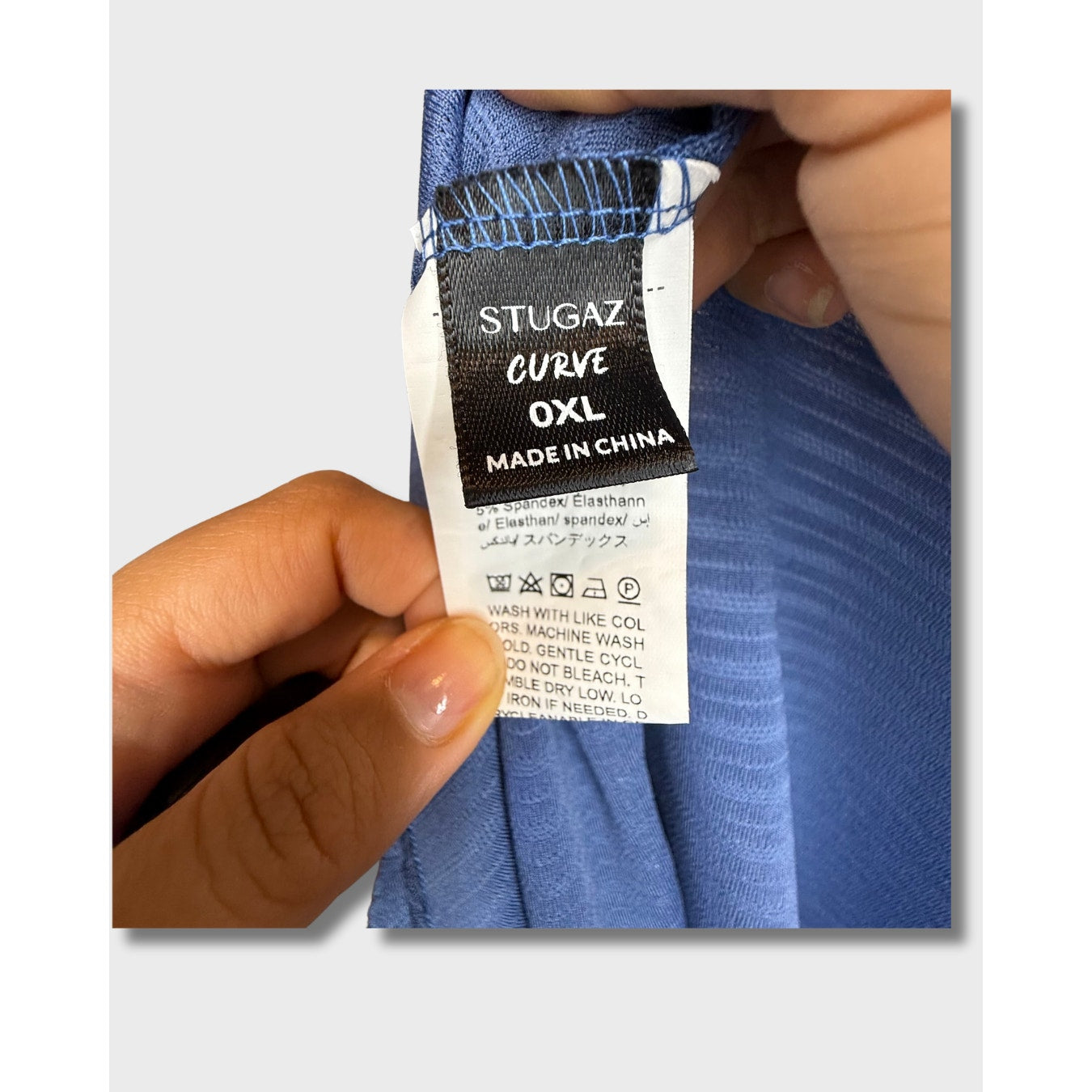 Vestido corto azul, cuello V