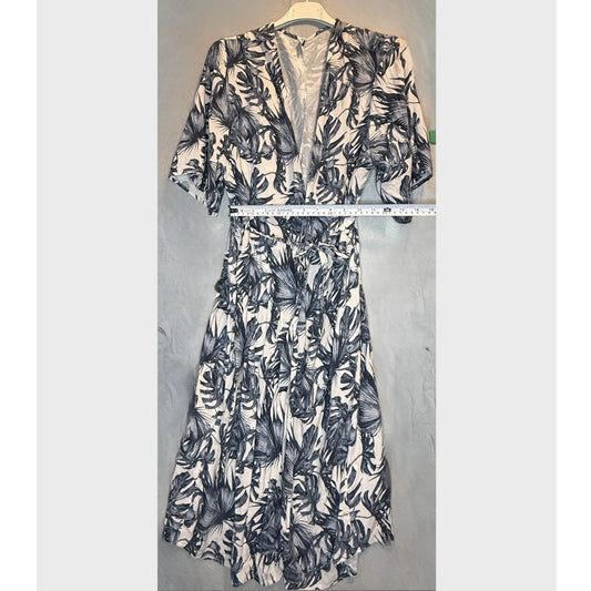Kimono largo de manga corta, escote en V y estampado botánico de hojas azules. Talla S.