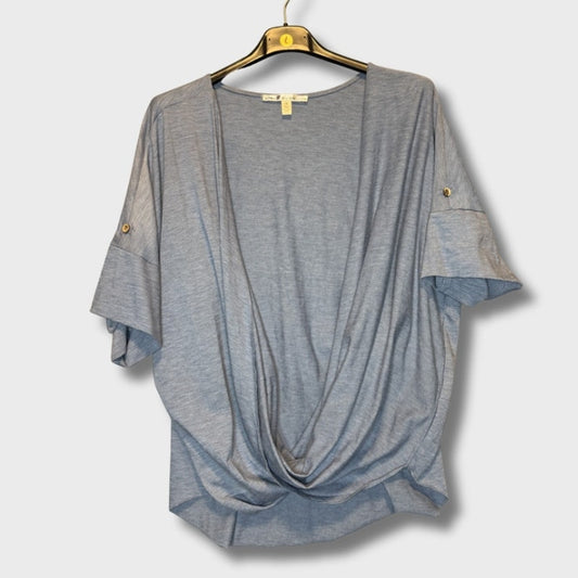 Blusa para mujer de Seven7, talla L, color azul, con diseño asimétrico y mangas cortas con pestaña y botón ajustable.