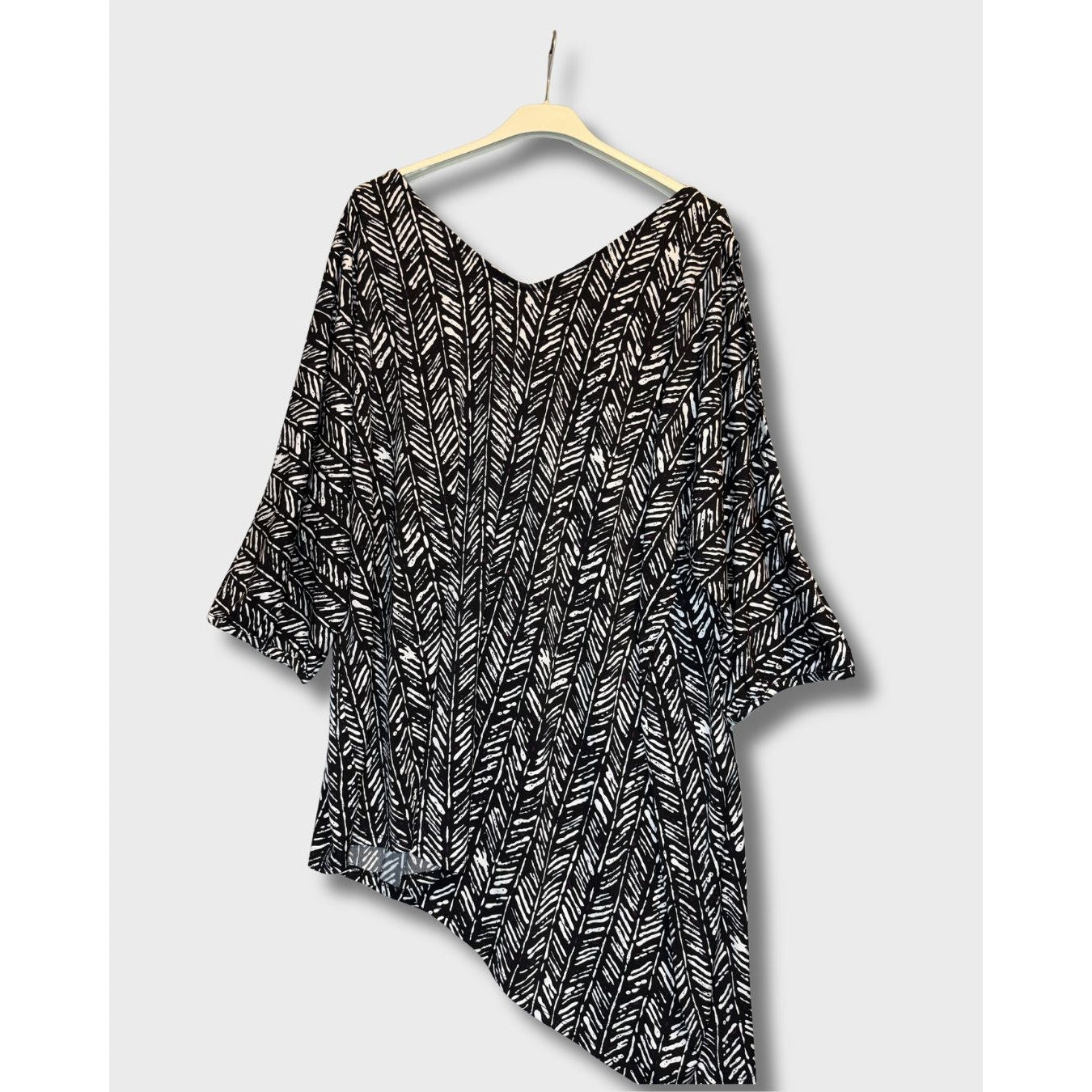 Blusa Lane Bryant, diseño asimétrico de poliéster y spandex en negro/blanco, talla 18/20, XL (Extragrande).