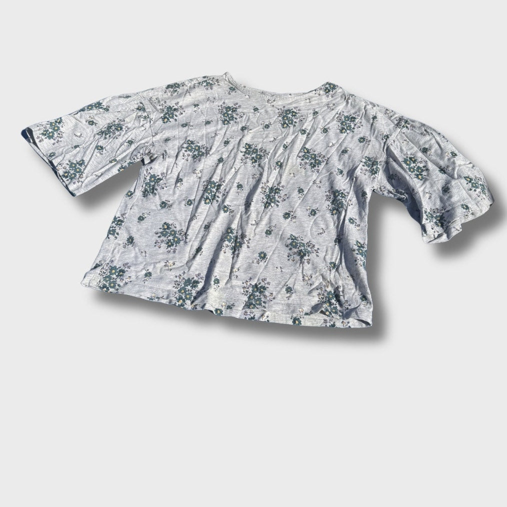 Blusa gris con mangas estampadas de flores. Talla XS Marca Uniqlo