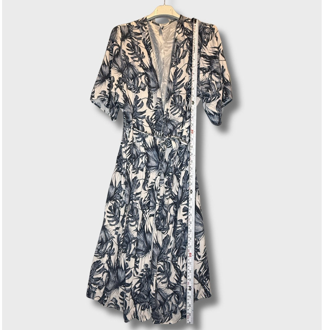 Kimono largo de manga corta, escote en V y estampado botánico de hojas azules. Talla S.