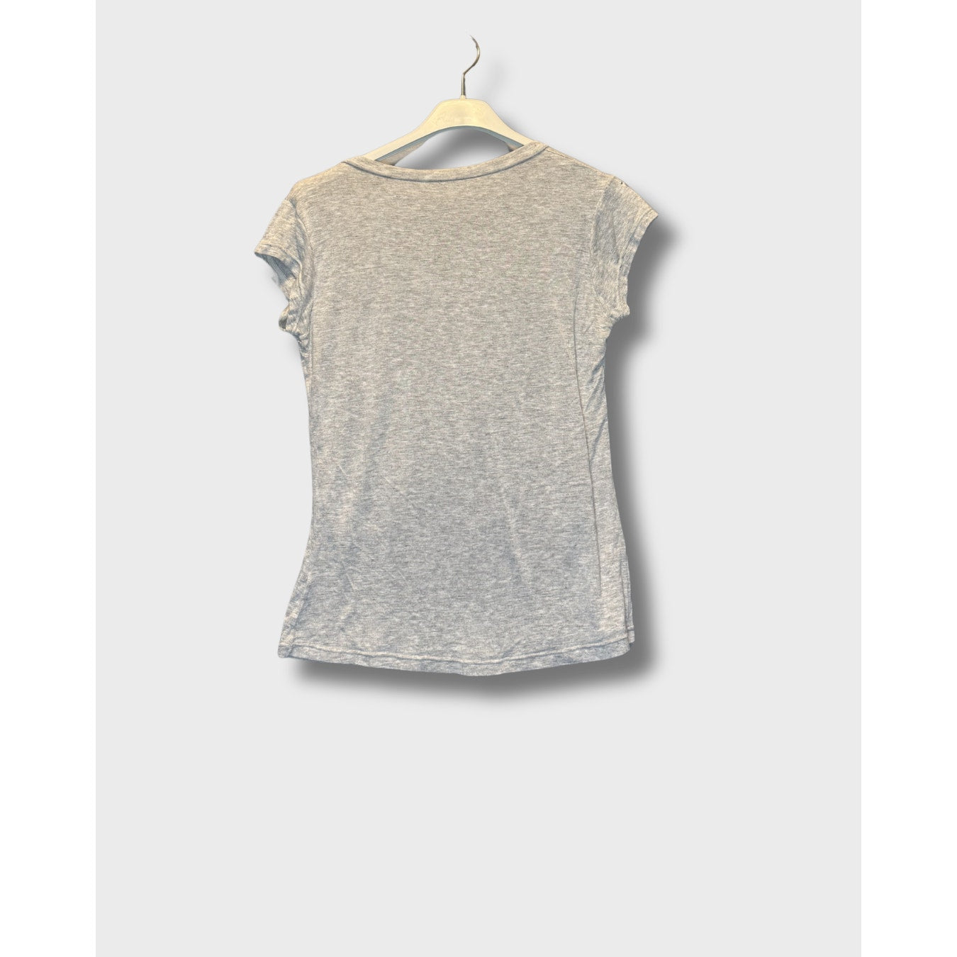 Blusa gris con mensaje escrito y decorado en los hombros