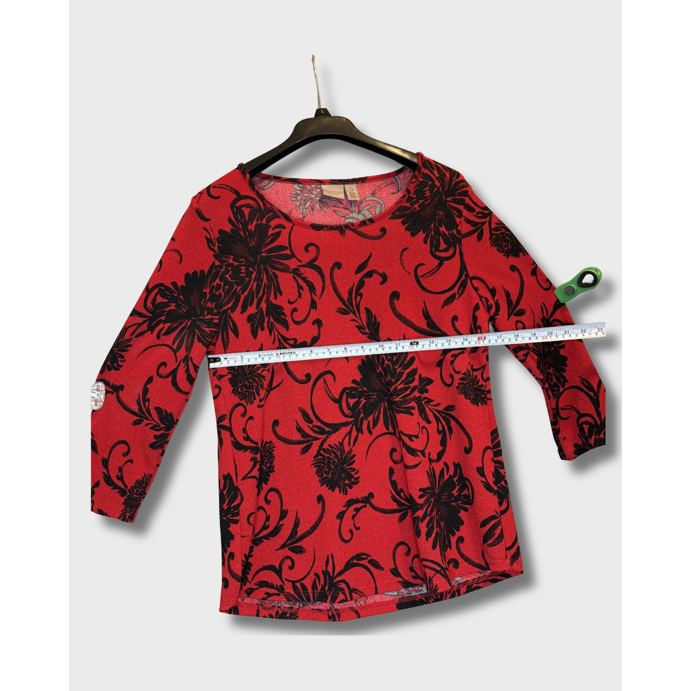 Blusa Manga Larga Easywear by chicos con estampado floral rojo y negro. Talla 0