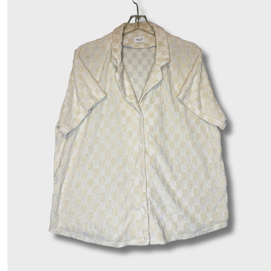 Camisa oversize con botones al frente de Le Lis, tela tipo french terry a cuadros. Talla S.