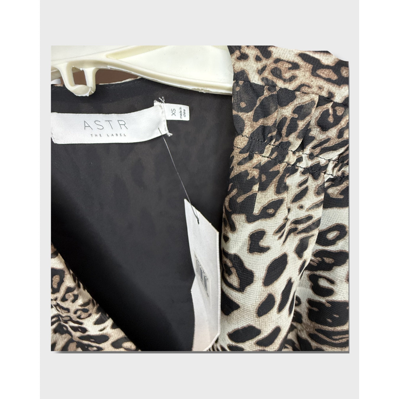 Vestido midi fruncido ASTR con estampado de guepardo. Talla XS