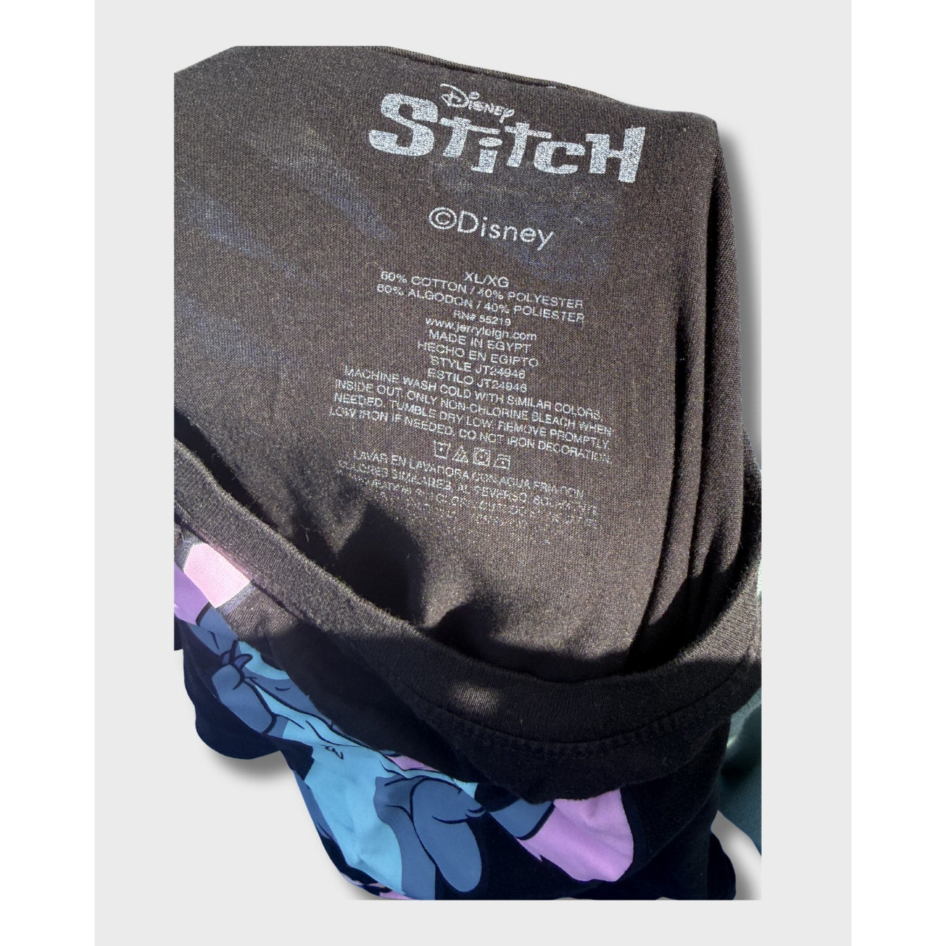 Camiseta negra de algodón con diseño gráfico del personaje Disney Stitch. Talla XL.
