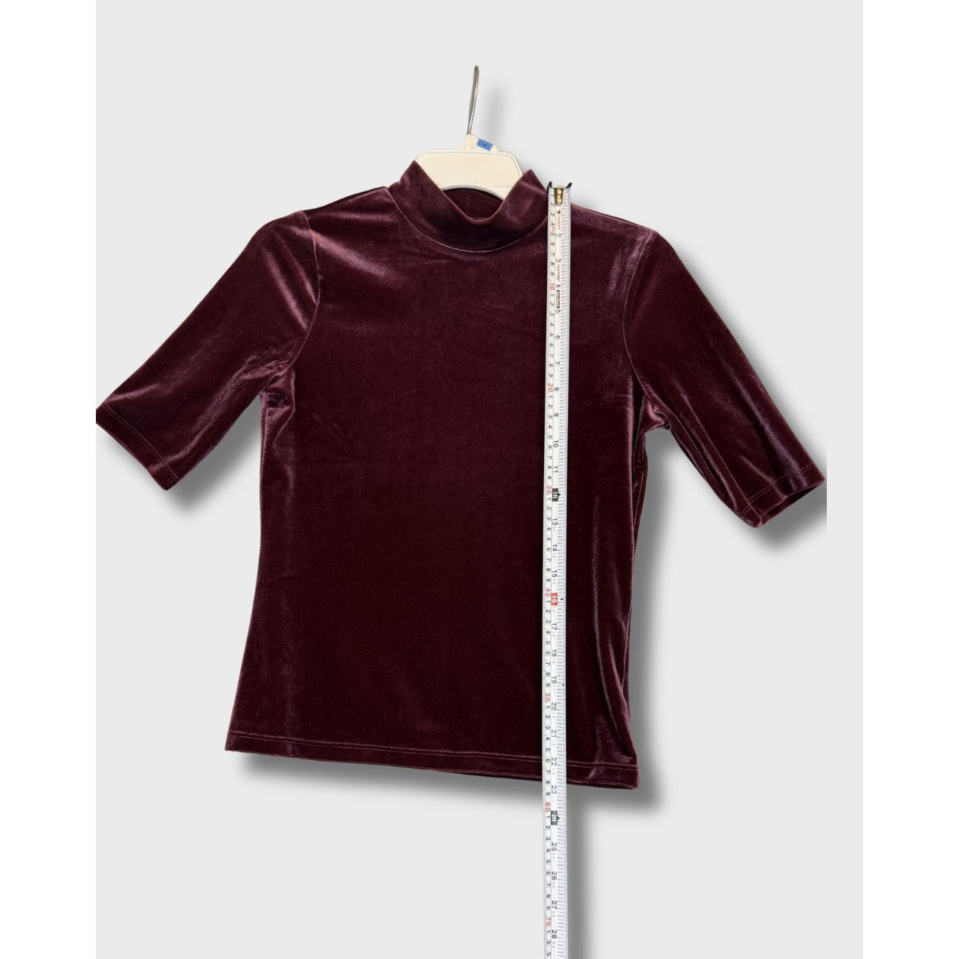 Blusa de cuello alto de terciopelo burdeos de Banana Republic, mangas hasta el codo, talla S
