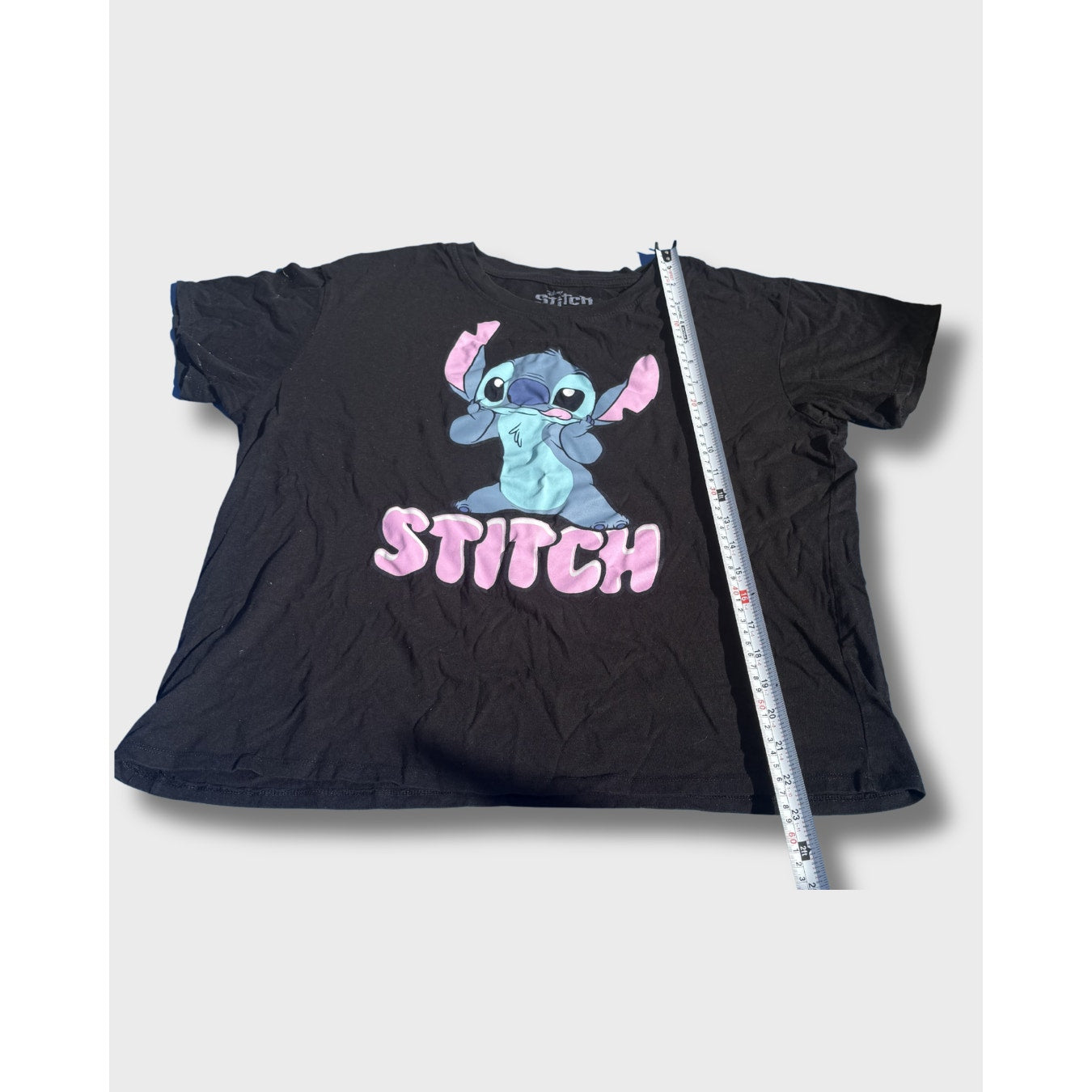 Camiseta negra de algodón con diseño gráfico del personaje Disney Stitch. Talla XL.