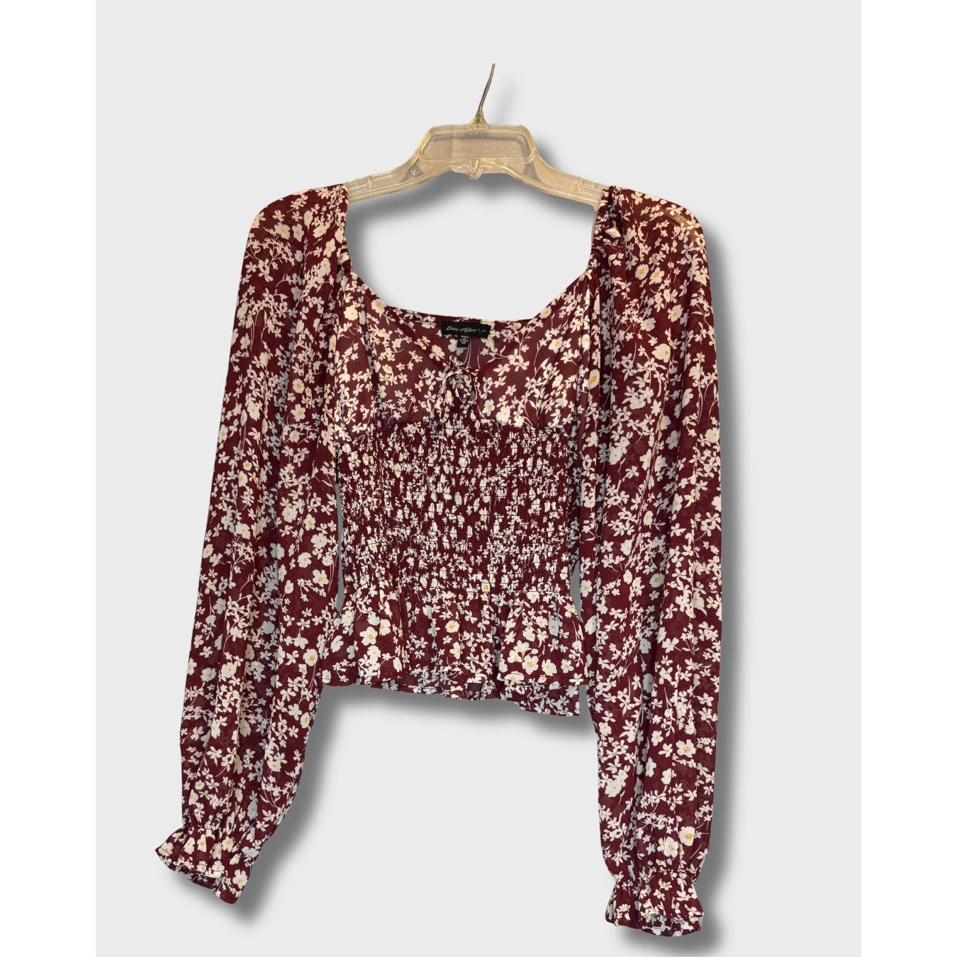 Blusa Ever After color burdeos de manga larga con estampado floral y escote cuadrado. Talla M.