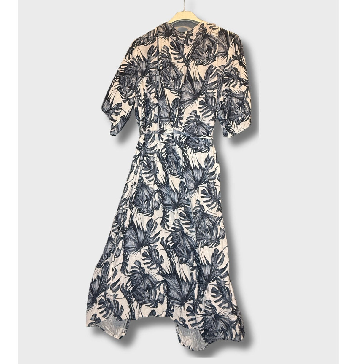 Kimono largo de manga corta, escote en V y estampado botánico de hojas azules. Talla S.