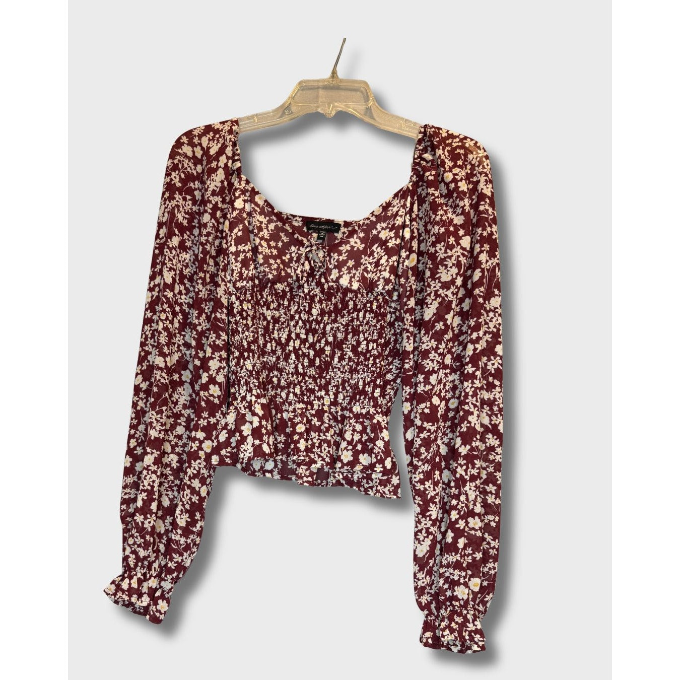 Blusa Ever After color burdeos de manga larga con estampado floral y escote cuadrado. Talla M.